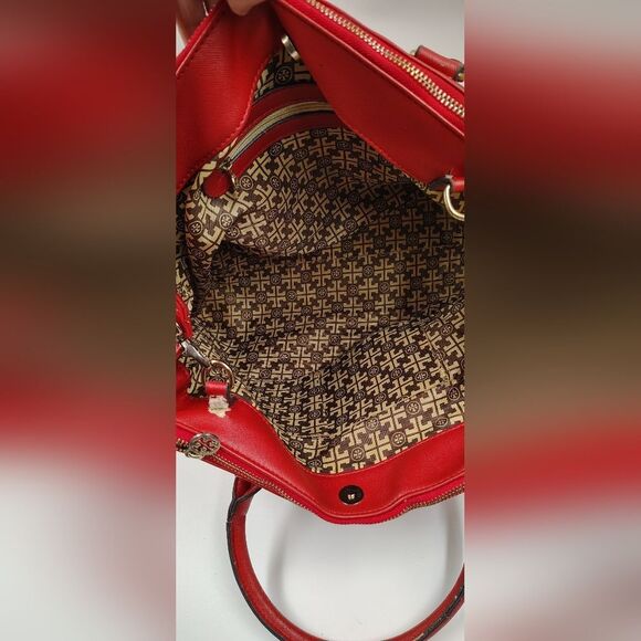 Red Handbag Purse W/ Gold Medallion - Picture 15 of 16